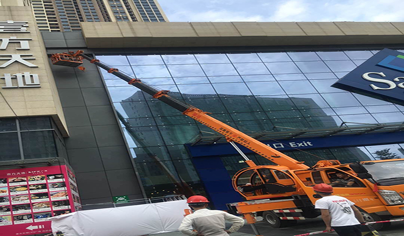 深圳龙华壹方天地综合体楼顶麻豆TV在线观看是怎么安装上去的？