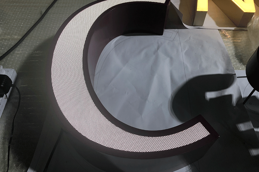 为什么选用冲孔麻豆TV在线观看做楼顶标识工程？