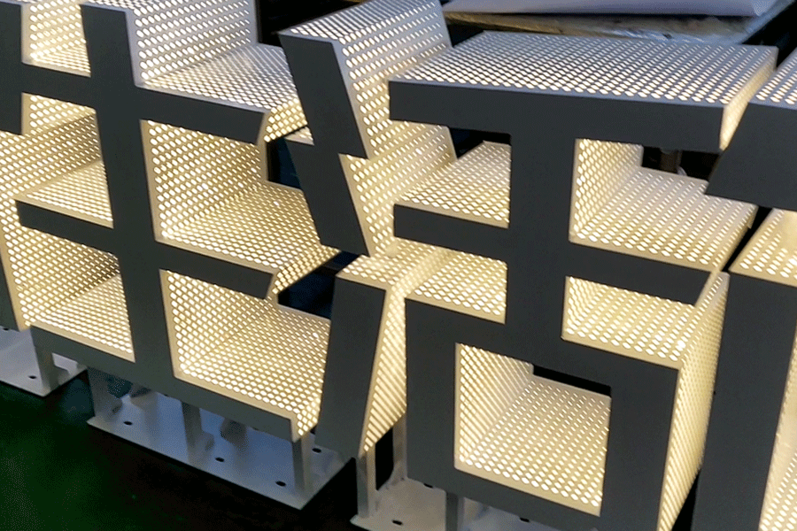 冲孔麻豆TV在线观看与亚克力字相比有什么优势？