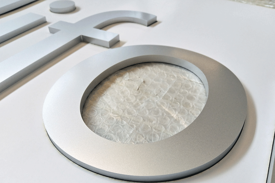 亚克力字招牌如何安装在墙上？