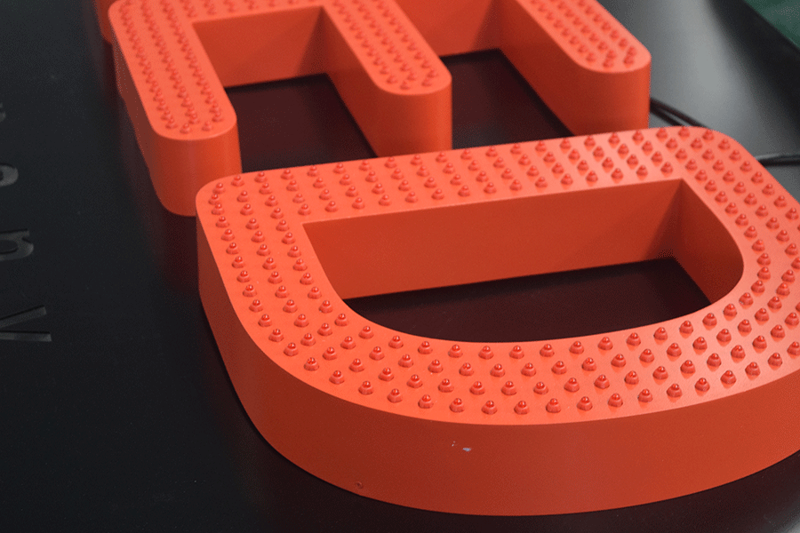 楼顶冲孔外露字的应用优势有哪些？