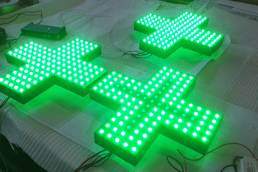 为何用LED冲孔外露字制作楼顶发光大字？