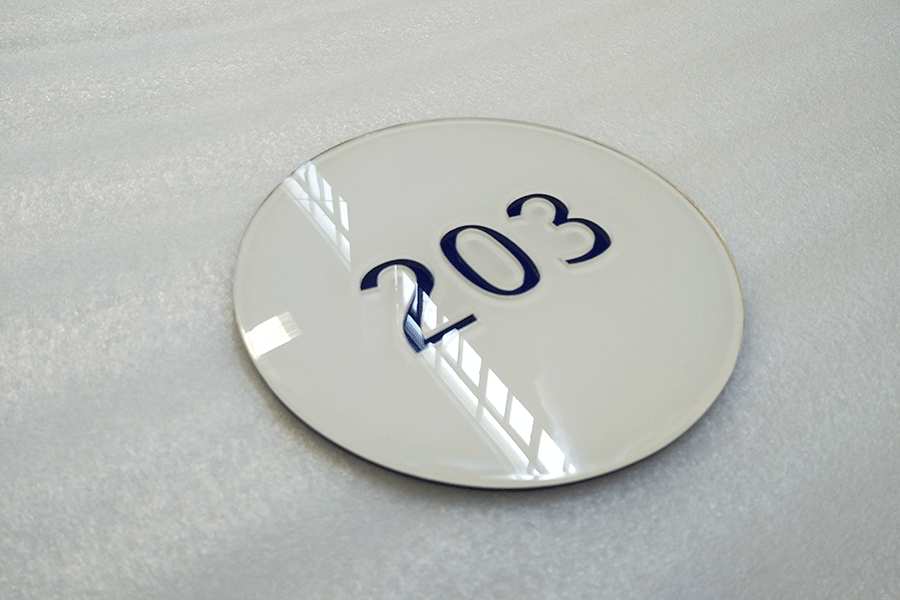 亚克力门牌标识制作有什么特色？