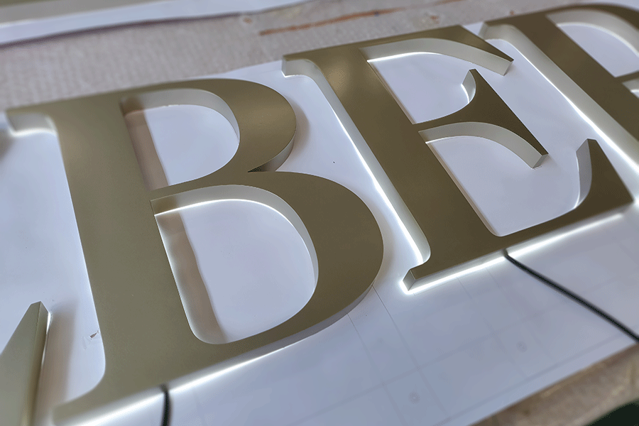 制作LED金属背光字的主要特点有哪些？