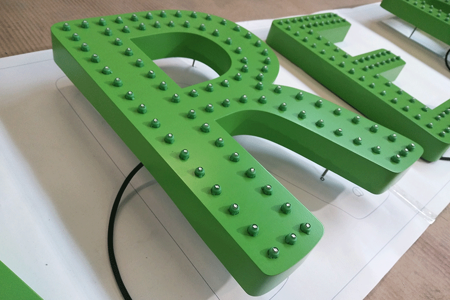 冲孔外露字设计制作有什么基本特征？