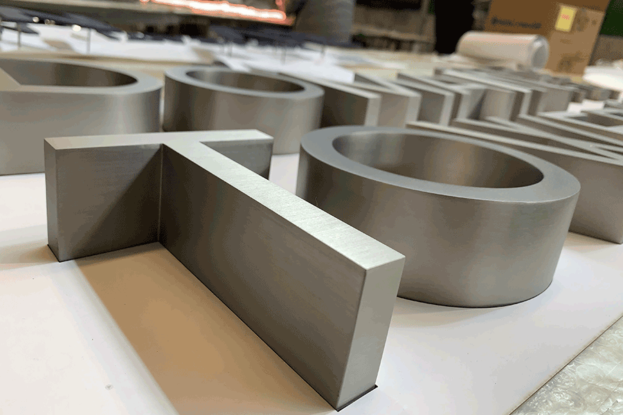 双封字标识标牌制作有哪些特点？